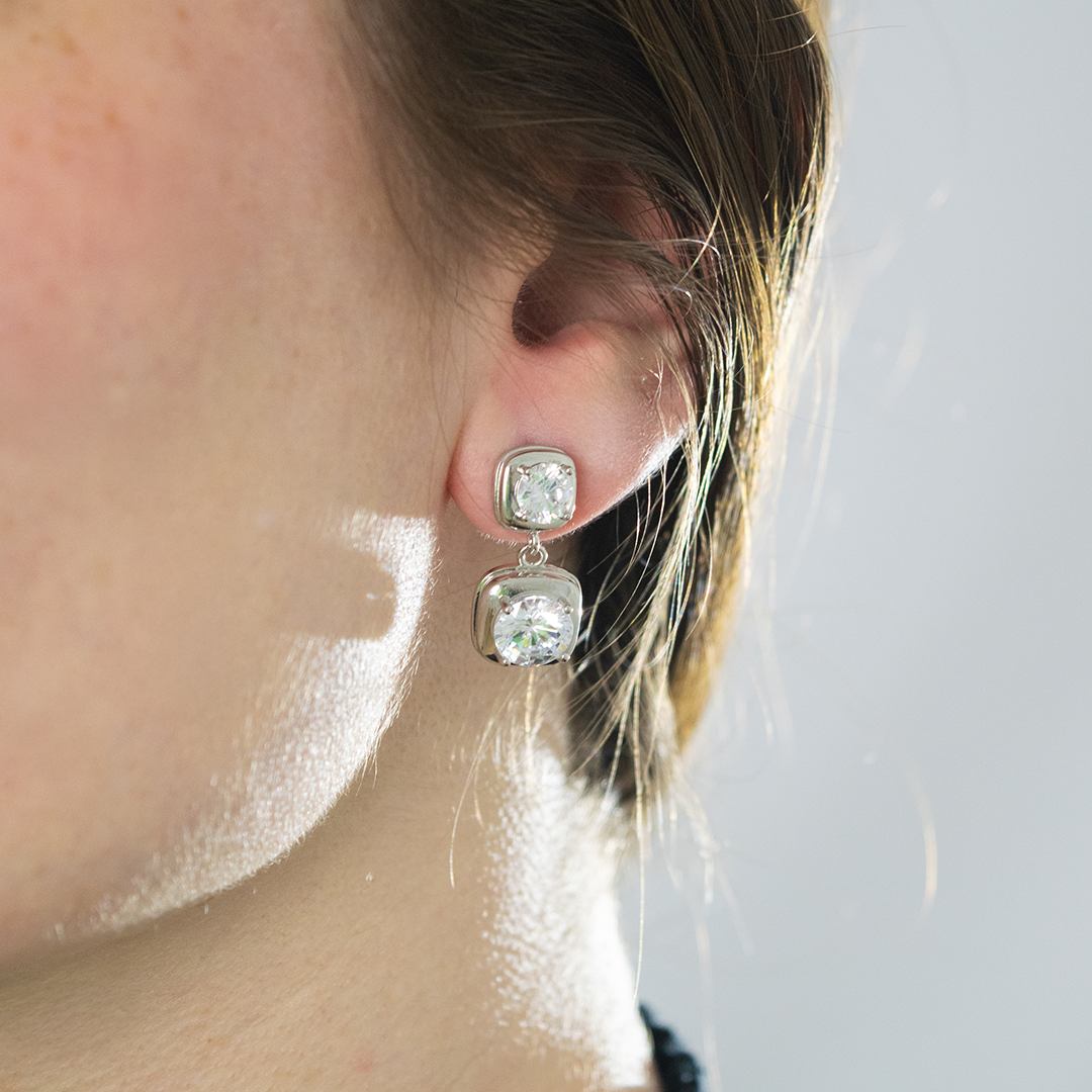 Brinco Dois Quadrados com Zircônias Ródio Branco