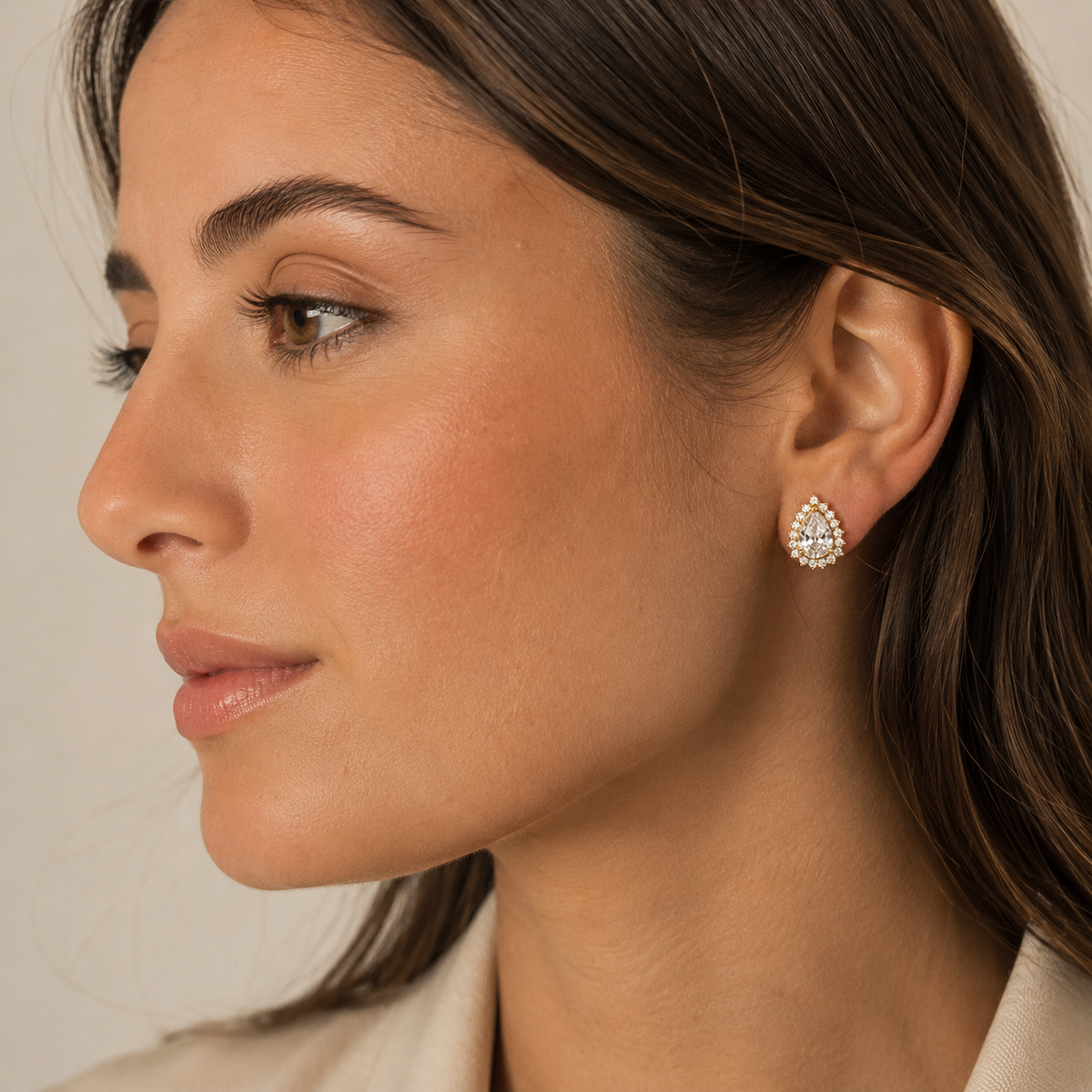 Brinco Gota com Contorno em Micro Zircônias Ouro 18K