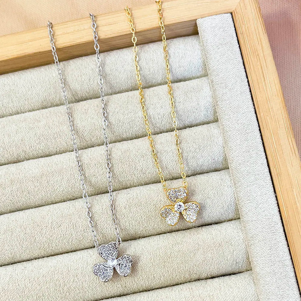 Colar Flor Texturizada Cravejada de Micro Zircônias