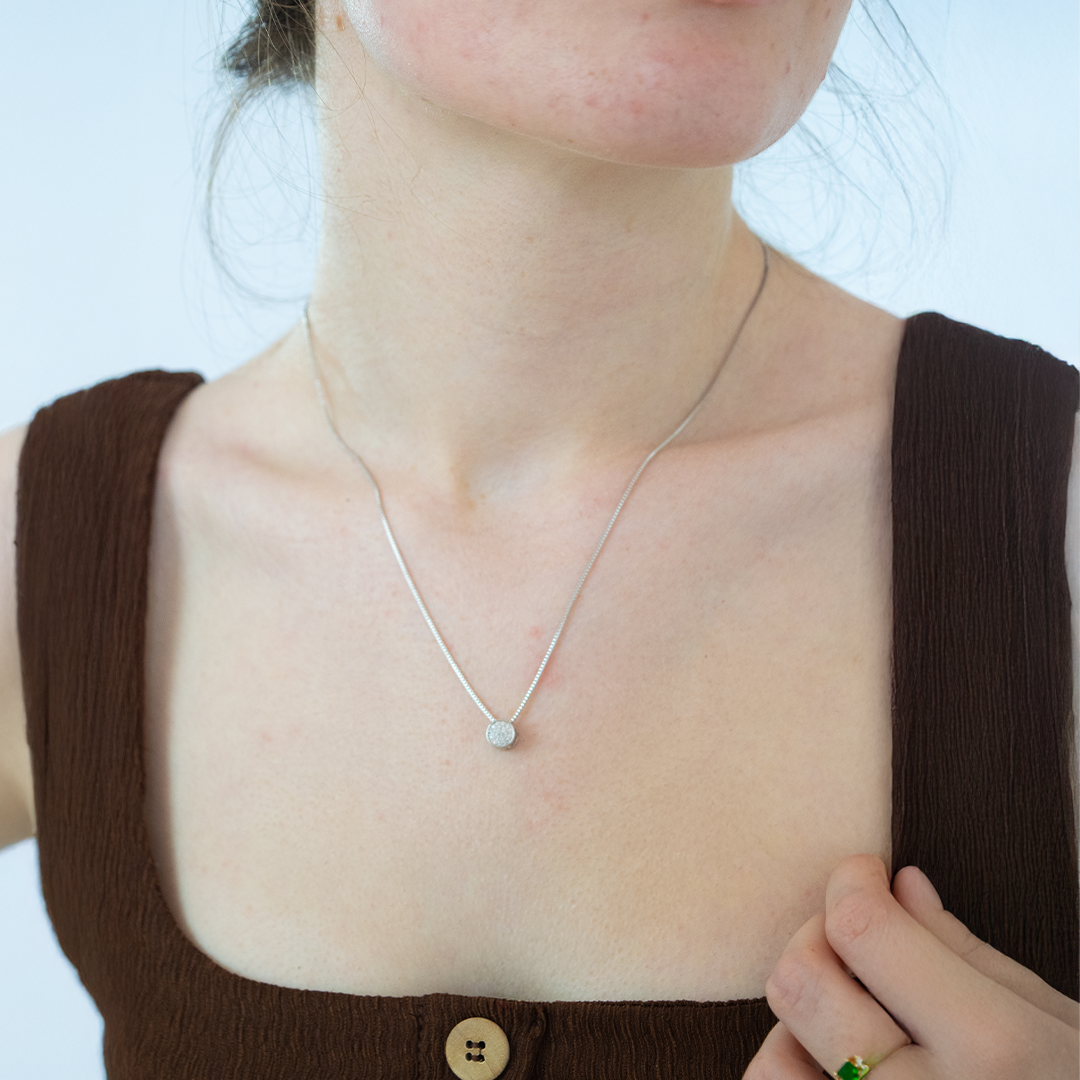 Colar Círculo Pequeno Cravejado Ródio Branco