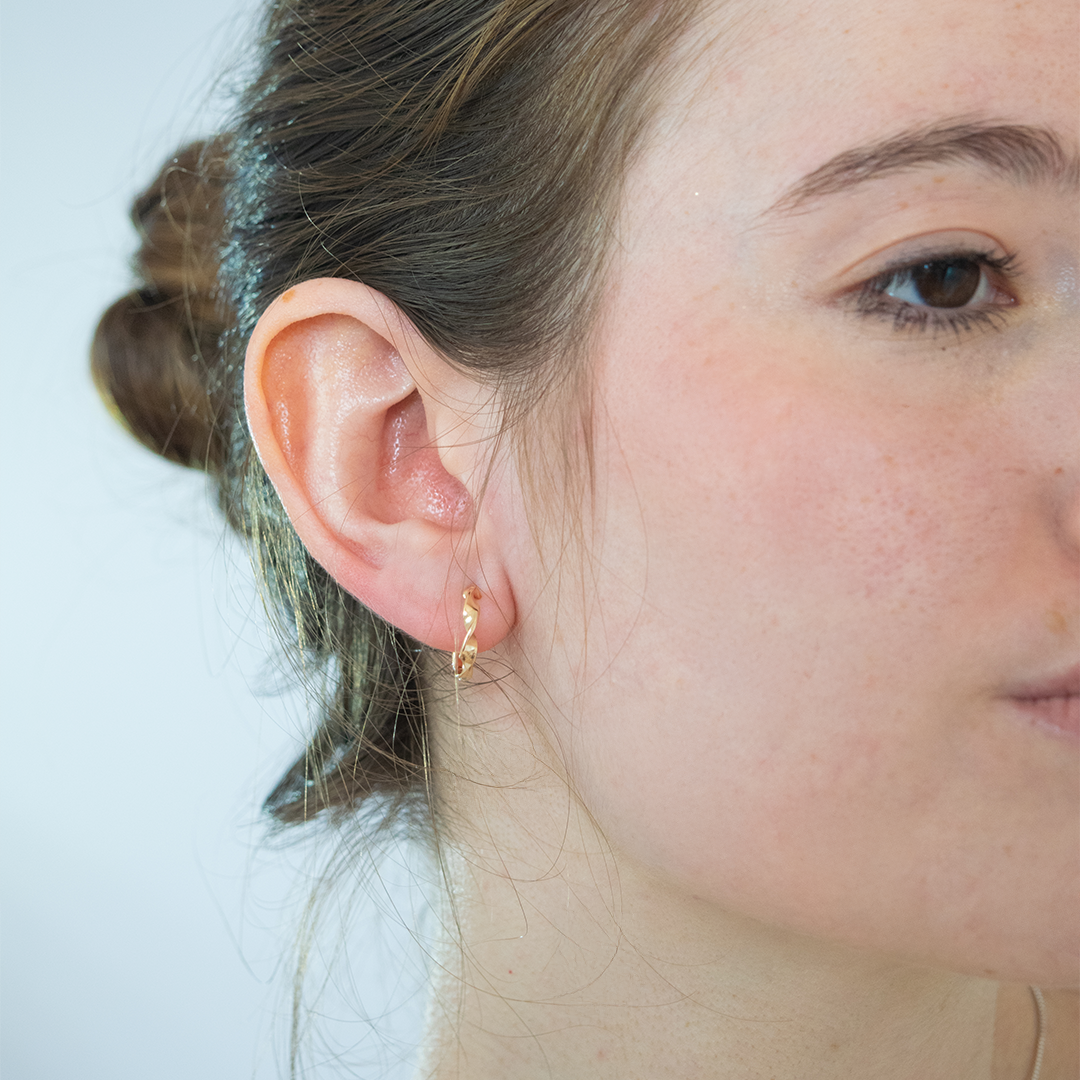 Brinco Argola Lisa Torcida Ouro 18K