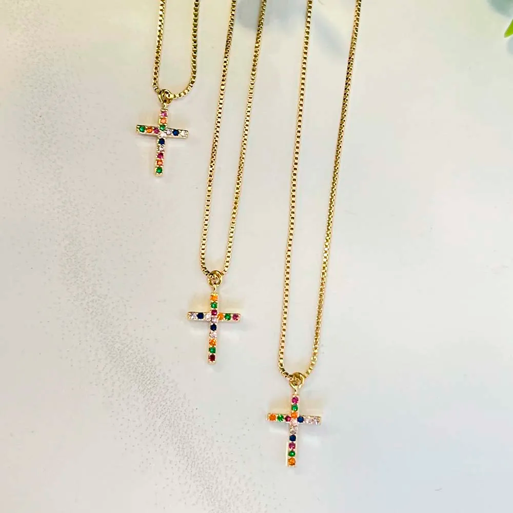 Colar com Cruz Cravejada em Micro Zircônias Coloridas Ouro 18K