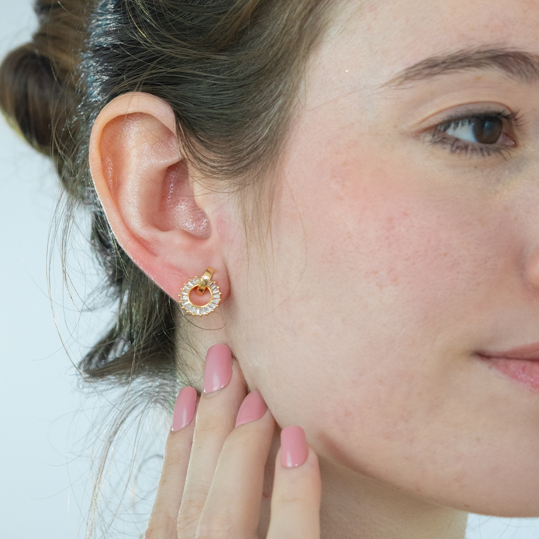 Brinco Círculo em Zircônia Baguete e Haste Lisa Ouro 18K