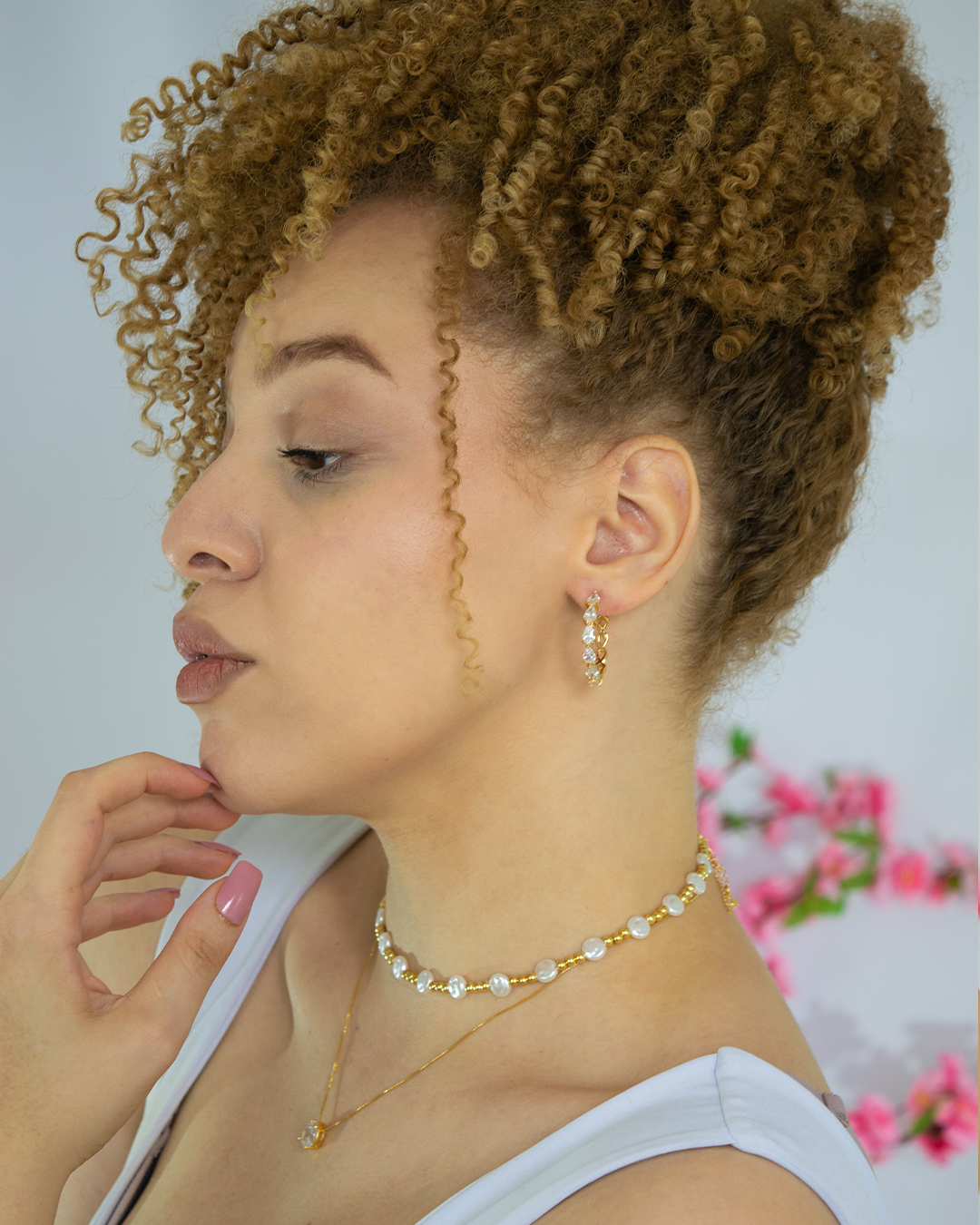 Colar Choker Nylon Pérola Amassada com Pingentes ABS Ouro 18K