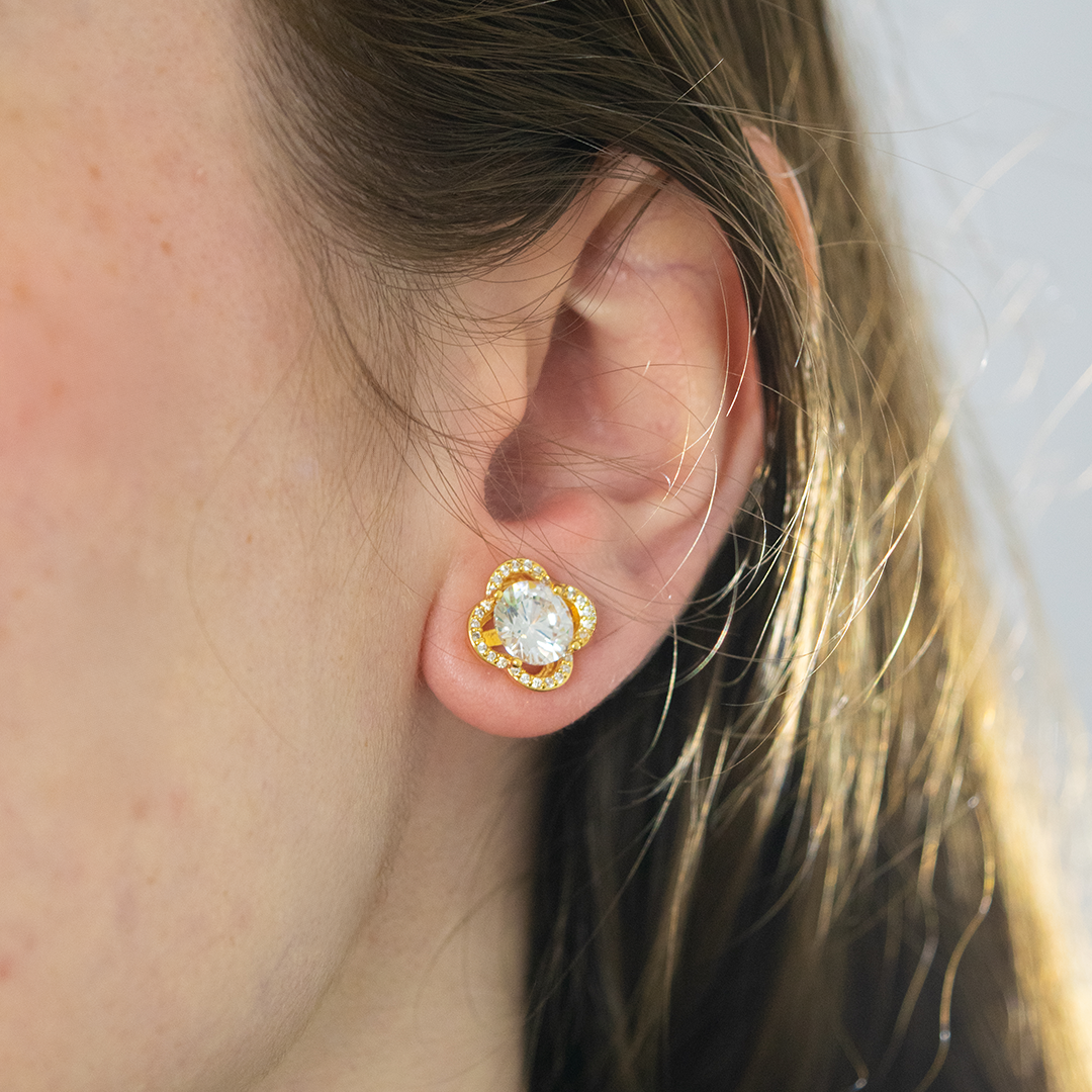 Brinco Flor com Zircônia Central e Contorno Cravejado