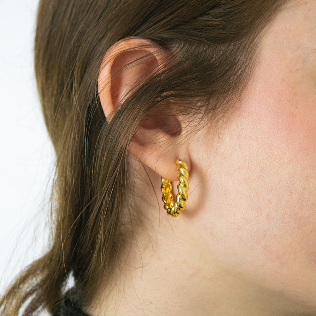 Brinco Argola Torcida Média com Texturas