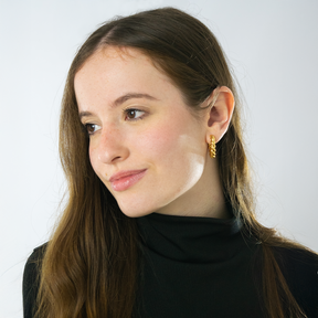 Brinco Argola Torcida Média com Texturas