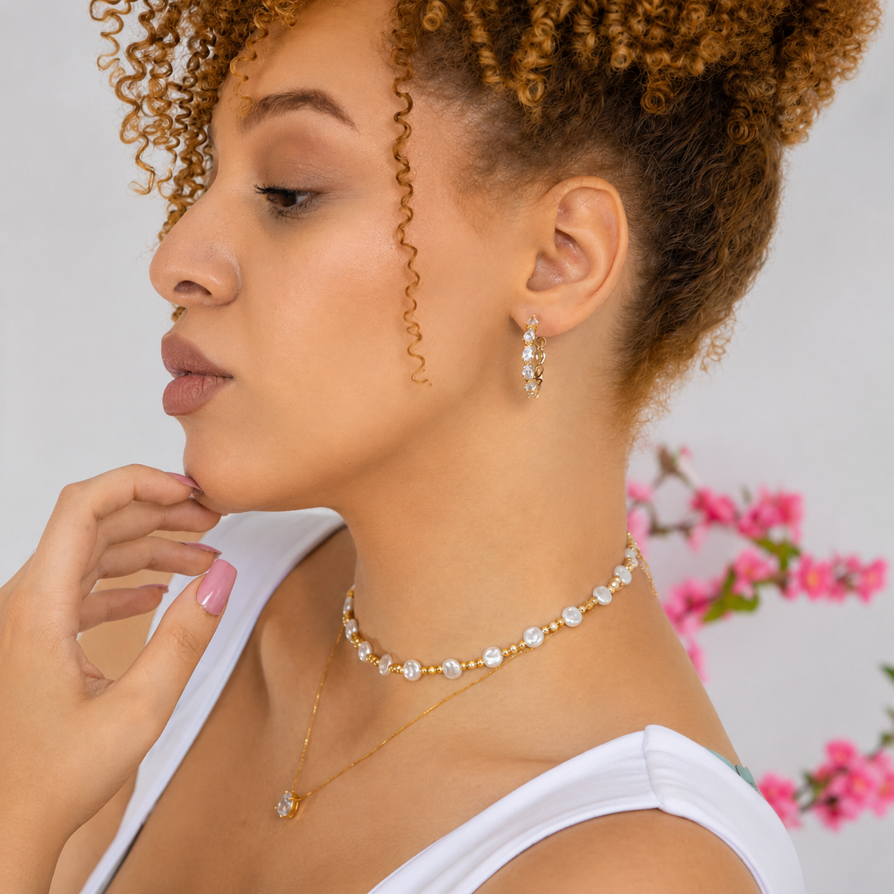 Colar Choker Nylon Pérola Amassada com Pingentes ABS Ouro 18K