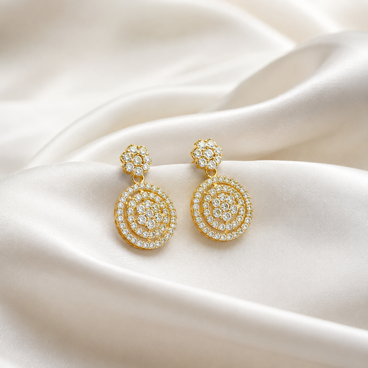 Brinco Círculo com Duas Fileiras e Flor Ouro 18K