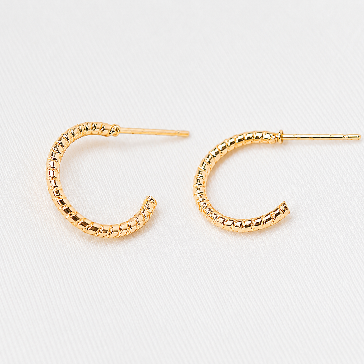 Brinco Argola Texturizada com Riscos Ouro 18K
