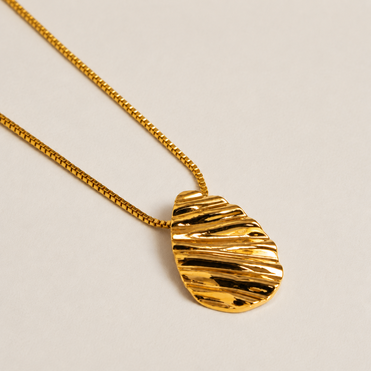 Colar Gota com Riscos 50cm Ouro 18K