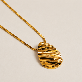 Colar Gota com Riscos 50cm Ouro 18K