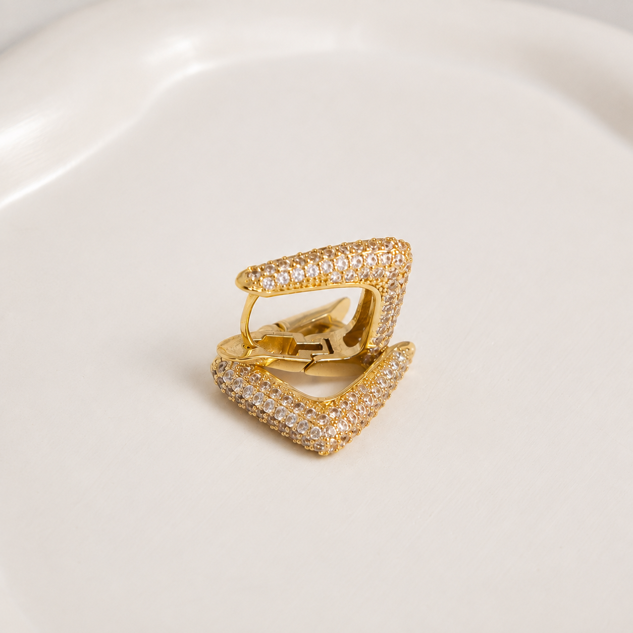 Brinco Argola Triangular Cravejada Ouro 18K