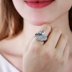 Anel Regulável Extremidade Achatada Cravejada Ródio Branco