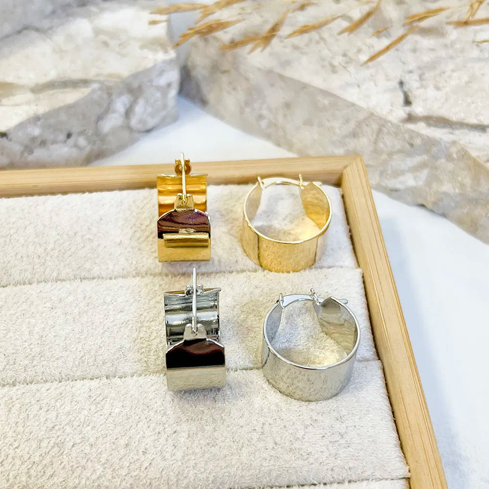 Brinco Argola Lisa Chapa Ouro 18K