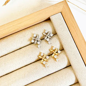 Brinco Ear Cuff Flor Lisa e Detalhes Ródio Branco