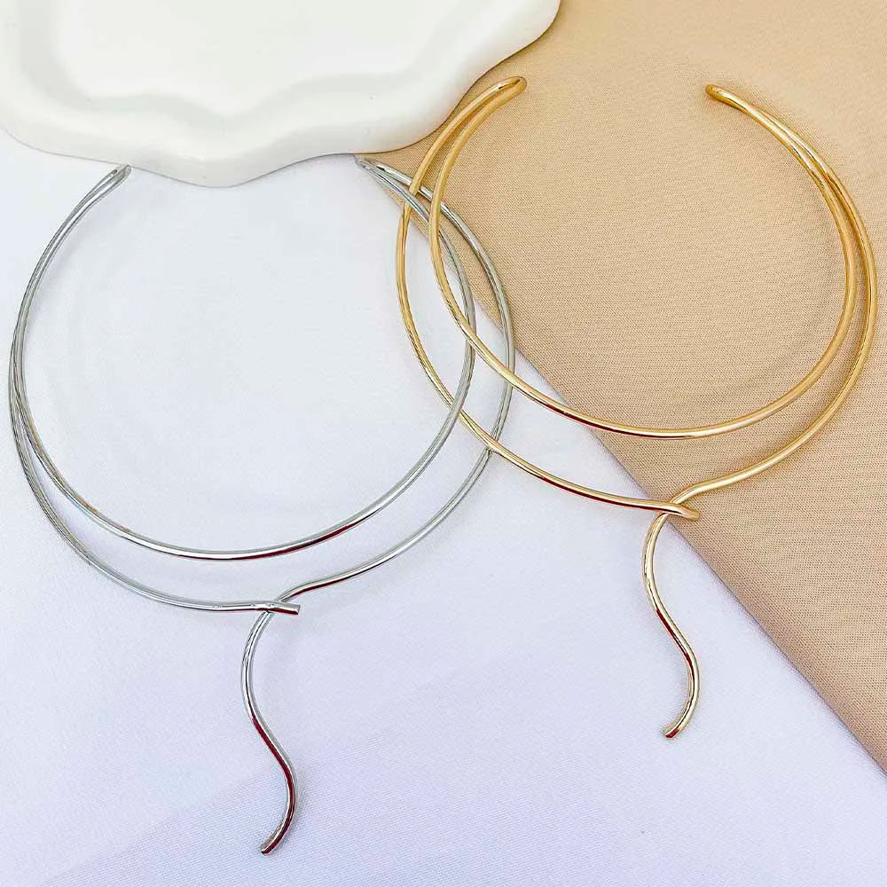 Colar Choker Aro Vazado com Detalhe Ondulado Ouro 18K